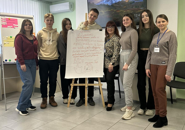 Дякуємо тренеркам за знання! Юлія Головачук, Віталій Боляк, Вікторія Підгурська, Віталій Баула, Тетяна Лук〓янська, Ярина Оненюх презентують підсумки роботи у малій групі.